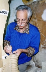 Tomru working on a new amphora